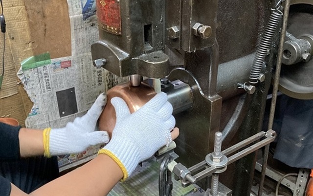 中村銅器製作所の行平鍋作り